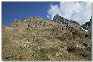 I Corni Bruciati visti dal sentiero che porta alla grande morena della valle di Preda Rossa.  Foto di M. Dei Cas