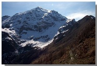 La parete nord-est del monte Legnone, vista dall'alpe Legnone. Foto di M. Dei Cas