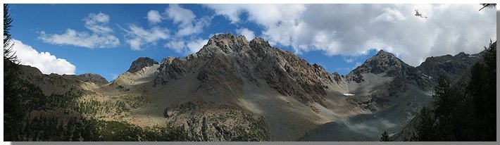 Il versante orientale della Val ventina visto dal sentiero per l'alpe Zocca. Foto di M. Dei Cas