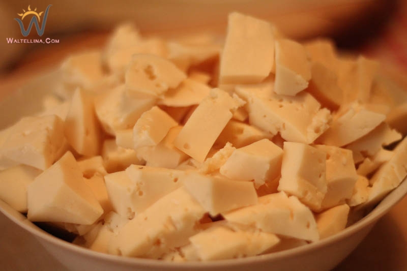 Il formaggio tagliato a cubetti