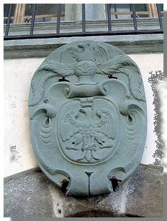 Lo stemma dei Lavizzari sulla facciata del palazzo. Foto di M. Dei Cas