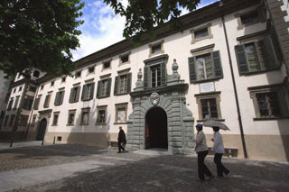 Piazzetta Salis e l'esterno del Palazzo (fotografia di R.Moiola  - www.sysaworld.com)