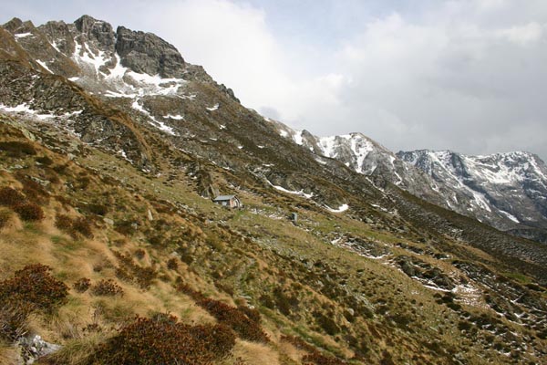 Il versante ove, al centro, è ubicato il Bivacco Aprica (foto A. Stefanini)