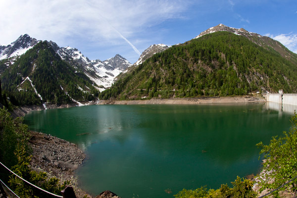 La diga di Scais, dietro visibile la Val Vedello (foto R. Moiola)