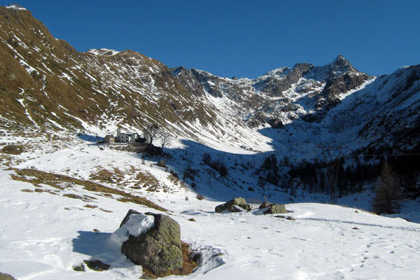 Il rifugio Madonna della Neve in val Biandino (foto S. Arisi)