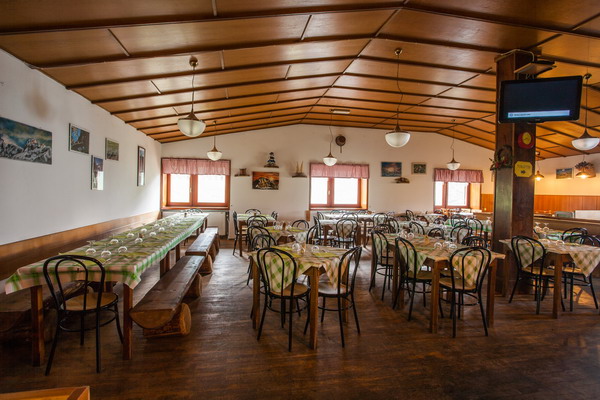 La sala da pranzo del rifugio Salmurano (foto R. Ganassa)