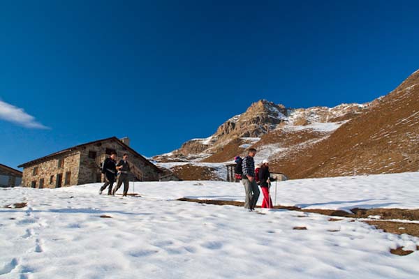 Escursionisti camminano sulle prime nevi autunnali a Biancadino (foto G.Meneghello)