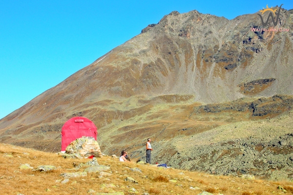 Escursionisti al bivacco Caldarini (foto G. Meneghello)