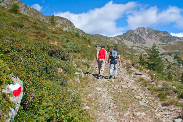Escursionisti lungo il sentiero che risale la val Varadega (foto G.Meneghello)