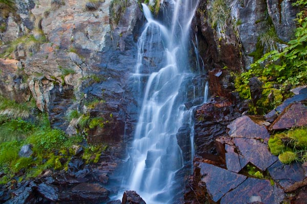 La bellissima cascata ai piedi del rifugio Schiazzera (foto G.Meneghello)