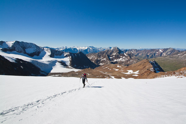 Escursionista sul nevaio per salire al bivacco Seveso ed al Tresero (foto G.Meneghello)