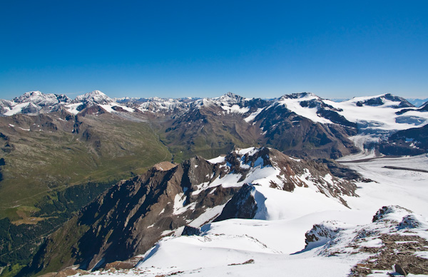 L'Ortles-Cevedale e la val Cedec vista dalla cima del Pizzo Tresero (foto G.Meneghello)