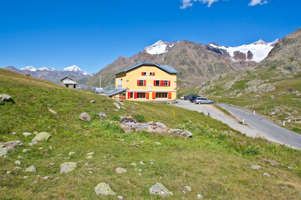 Il rifugio Berni lungo la strada del passo Gavia (foto G. Menegh