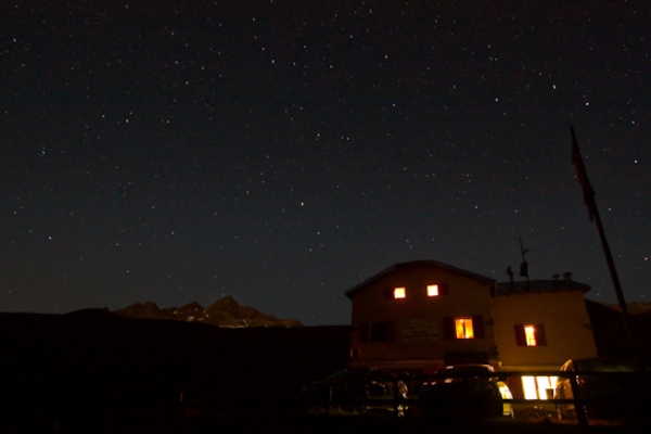 IL rifugio Berni e la cima Gavia in notturna (foto G.Meneghello)