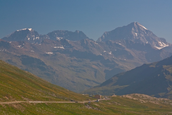Il rifugio Berni con alle spalle la mole dell'Ortles, Zebrù e Gran Zebrù (foto G.Meneghello)