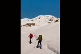Escursionisti con le ciaspole all'arrivo al rifugio Branca (foto G.Meneghello)