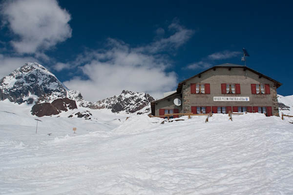 Il rifugio Pizzini tra le neve a primavera (foto G.Meneghello)