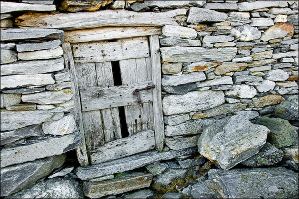 Porta di una baita all'Alpe Campedello (foto L. Vezzoni)