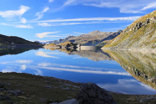 Il lago di Montespluga riflette le cime della Valle Spluga (foto R.Moiola)