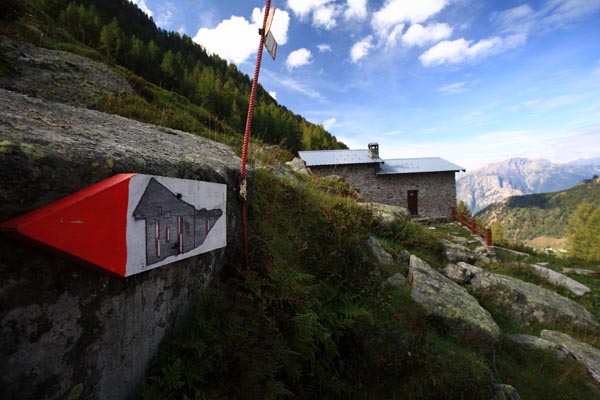 Indicazioni per il bivacco Primalpia all'alpe Sostene in val dei Ratti (foto R.Ganaassa)