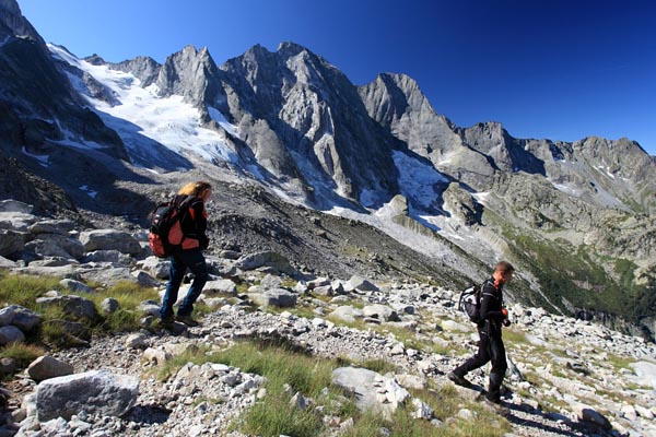 Escursionisti scendono al rifugio dopo aver valicato la valle dell'Albigna al Passo di Cacciabella (foto R.Moiola)