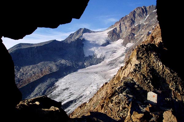 Vista sull'ex rifugio Desio con la lingua glaciale del monte Disgrazia nel lato della Valmasino (foto R.Scotti)