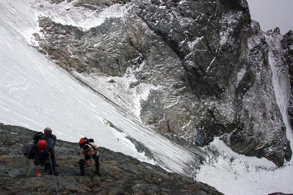 Alpinisti impegnati sulla via ferrata per il rifugio (foto Beno)