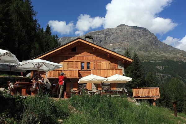 Il rifugio Tartaglione-Crispo all'alpe Forbicina (foto L.Brusegh