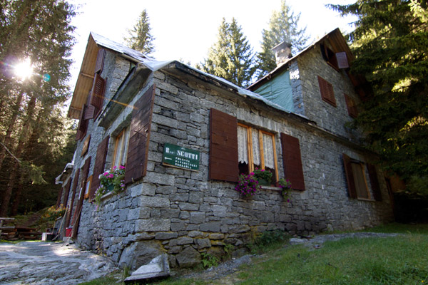 Il rifugio Scotti in Val Masino (foto V. Vaninetti)