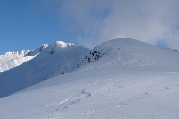 La discesa sugli ampi spazi dell'alpe Scermendone (foto R. Ganassa)