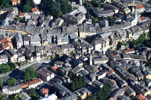 Veduta aerea del centro storico di Chiavenna (foto R. Moiola)