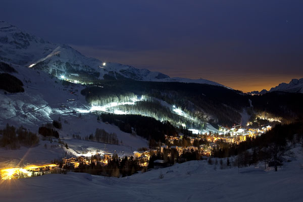 Splendida notturna sulla skiare e sull'abitato di Madesimo (foto R. Moiola)