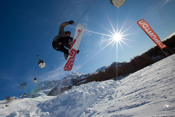 Spettacolare salto con snowboard (foto R. Moiola)